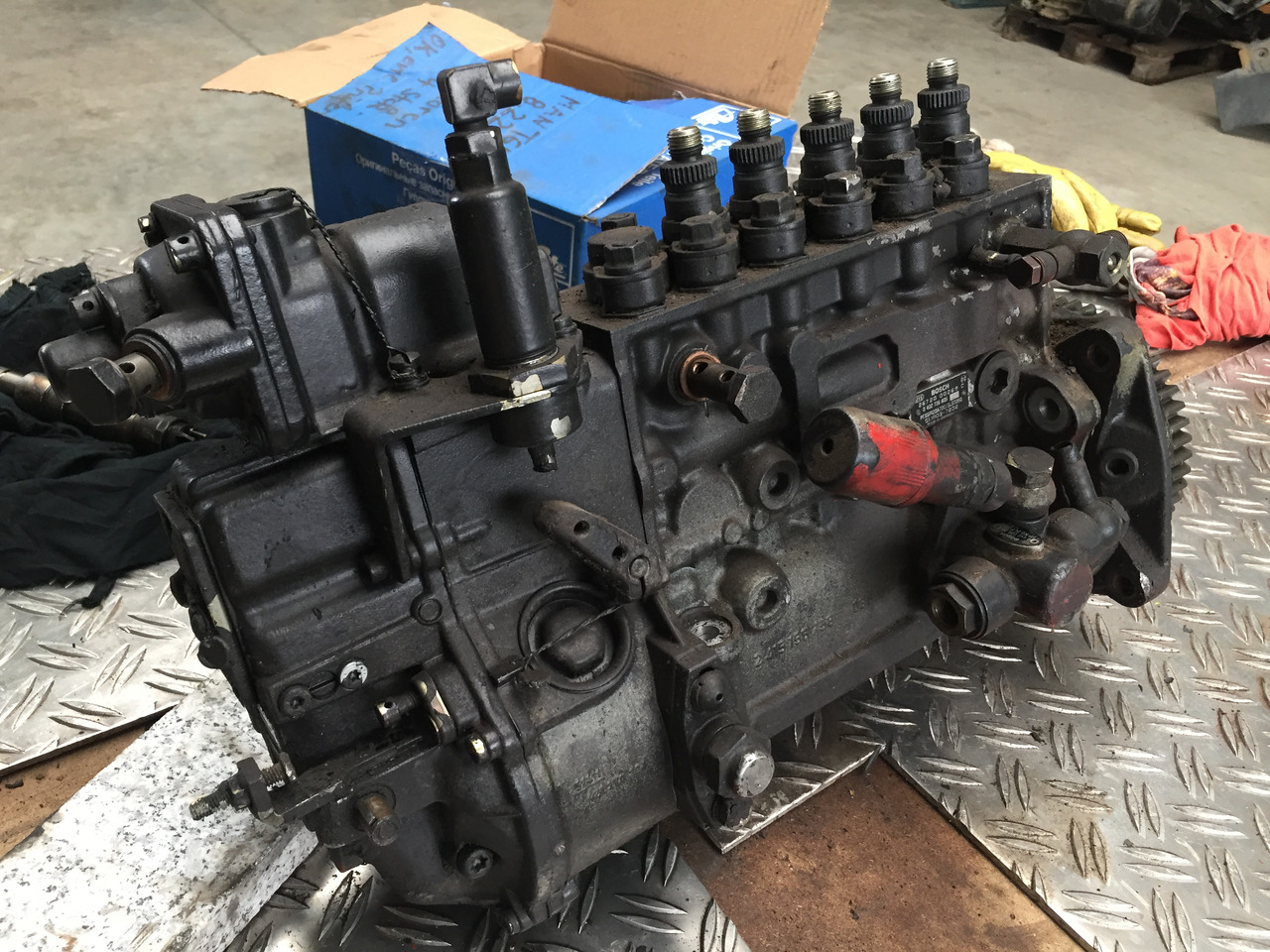 ---Gebrauchte Einspritzpumpe MAN, 5 Zylinder, Bosch - Nr. : 0402 735 805, MAN 51.11103 - 7202 - Pompa e karburantit për Kamioni: foto 5 ---Gebrauchte Einspritzpumpe MAN, 5 Zylinder, Bosch - Nr. : 0402 735 805, MAN 51.11103 - 7202 - Pompa e karburantit për Kamioni: foto 5