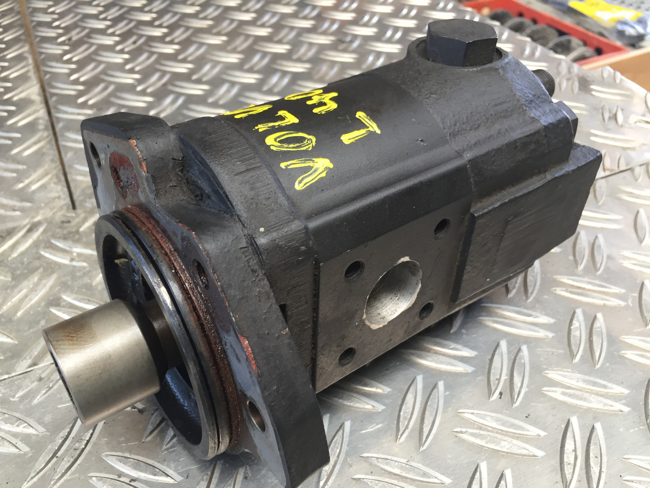 Gebrauchte Hydraulikpumpe / Lenkung VOLVO Radlader L40 B, Artikel - Nr. : 08994899 - Pompa hidraulike për Kamioni: foto 2 Gebrauchte Hydraulikpumpe / Lenkung VOLVO Radlader L40 B, Artikel - Nr. : 08994899 - Pompa hidraulike për Kamioni: foto 2
