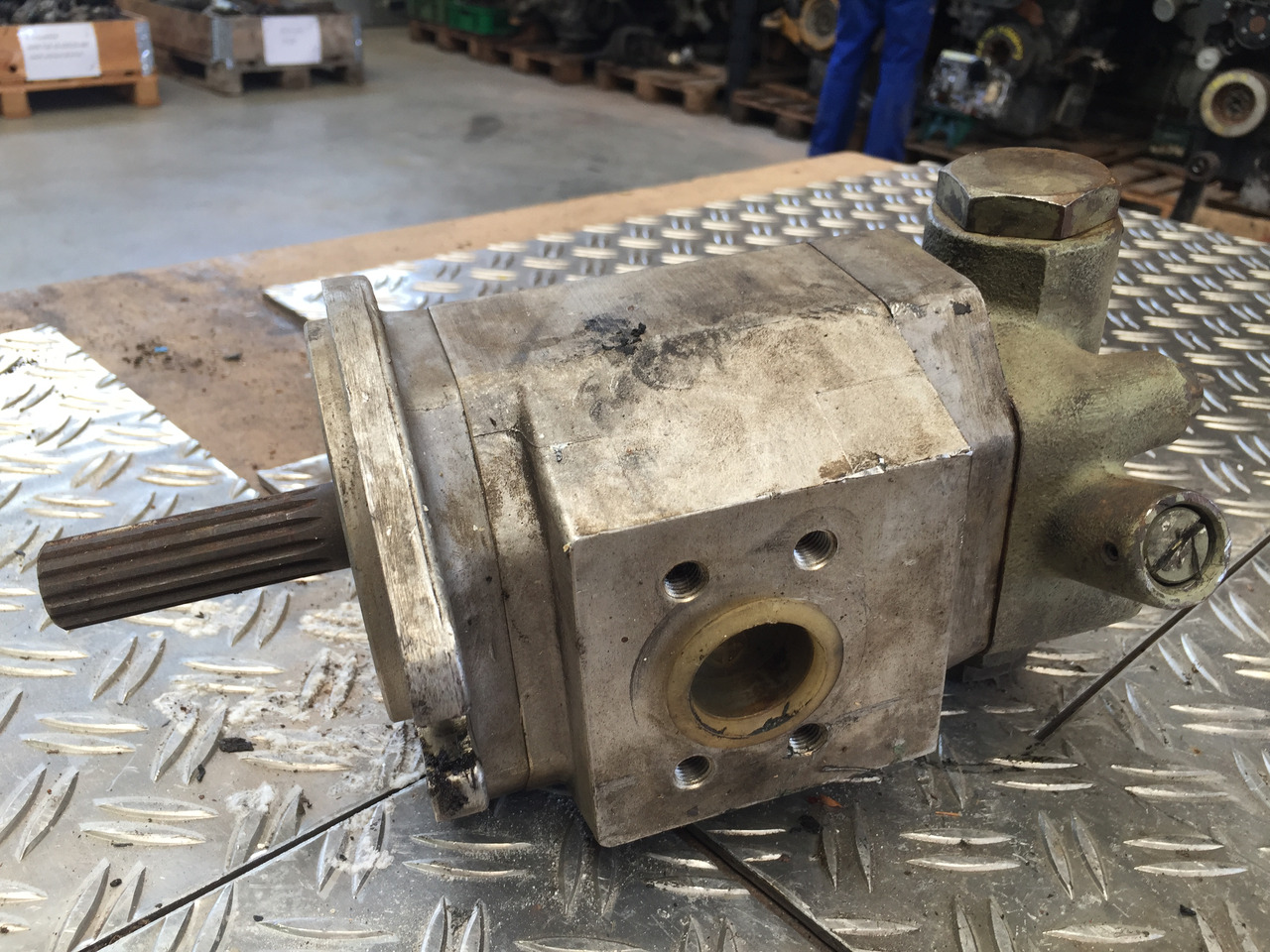 Gebrauchte Hydraulikpumpe, MAN, Artikel-Nr. : 25 - 48L383, 90 - 845 - Pompa hidraulike për Kamioni: foto 5 Gebrauchte Hydraulikpumpe, MAN, Artikel-Nr. : 25 - 48L383, 90 - 845 - Pompa hidraulike për Kamioni: foto 5