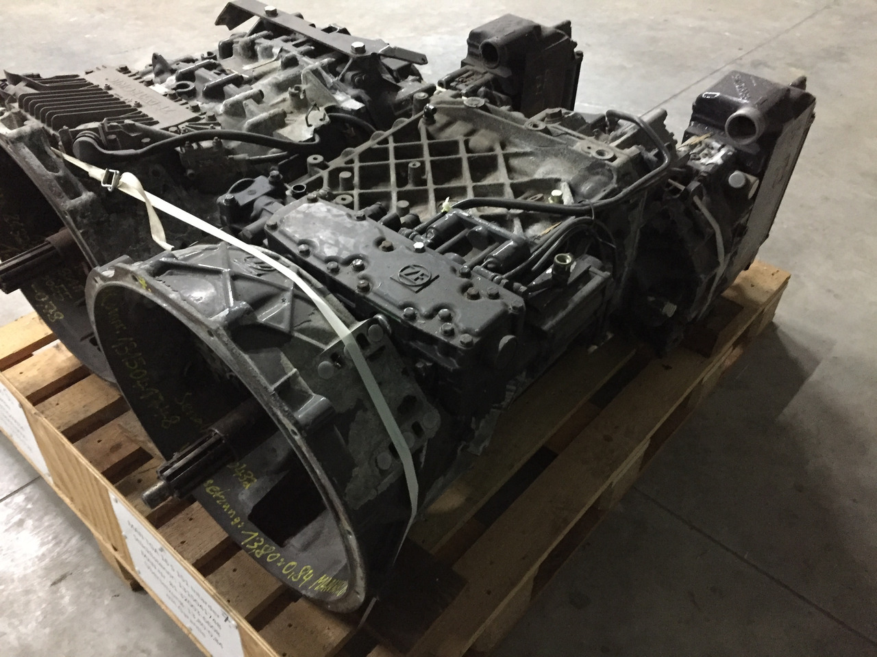 Gebrauchtes Getriebe MAN TGA, Typ : 16S 151, Artikel - Nr. : 81.32003 - 6608 - Kutia e marsheve për Kamioni: foto 2 Gebrauchtes Getriebe MAN TGA, Typ : 16S 151, Artikel - Nr. : 81.32003 - 6608 - Kutia e marsheve për Kamioni: foto 2