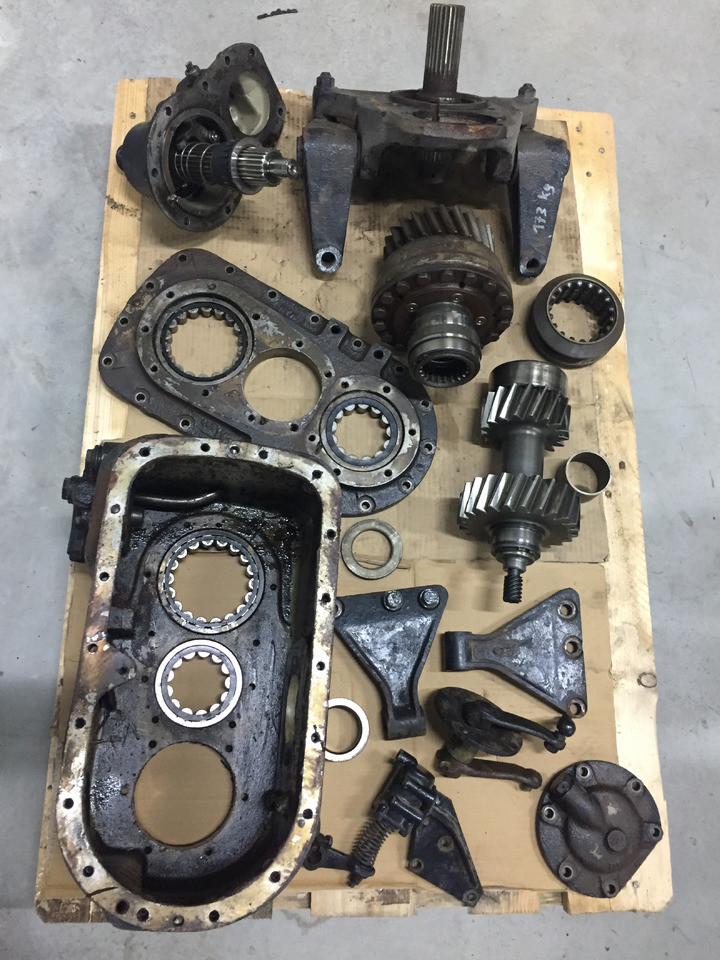 Gebrauchtes MAN Verteilergetriebe / Einzelteile Typ : G 450, Artikel - Nr. : 81.37001 - 7279 - Kutia e marsheve për Kamioni: foto 1 Gebrauchtes MAN Verteilergetriebe / Einzelteile Typ : G 450, Artikel - Nr. : 81.37001 - 7279 - Kutia e marsheve për Kamioni: foto 1