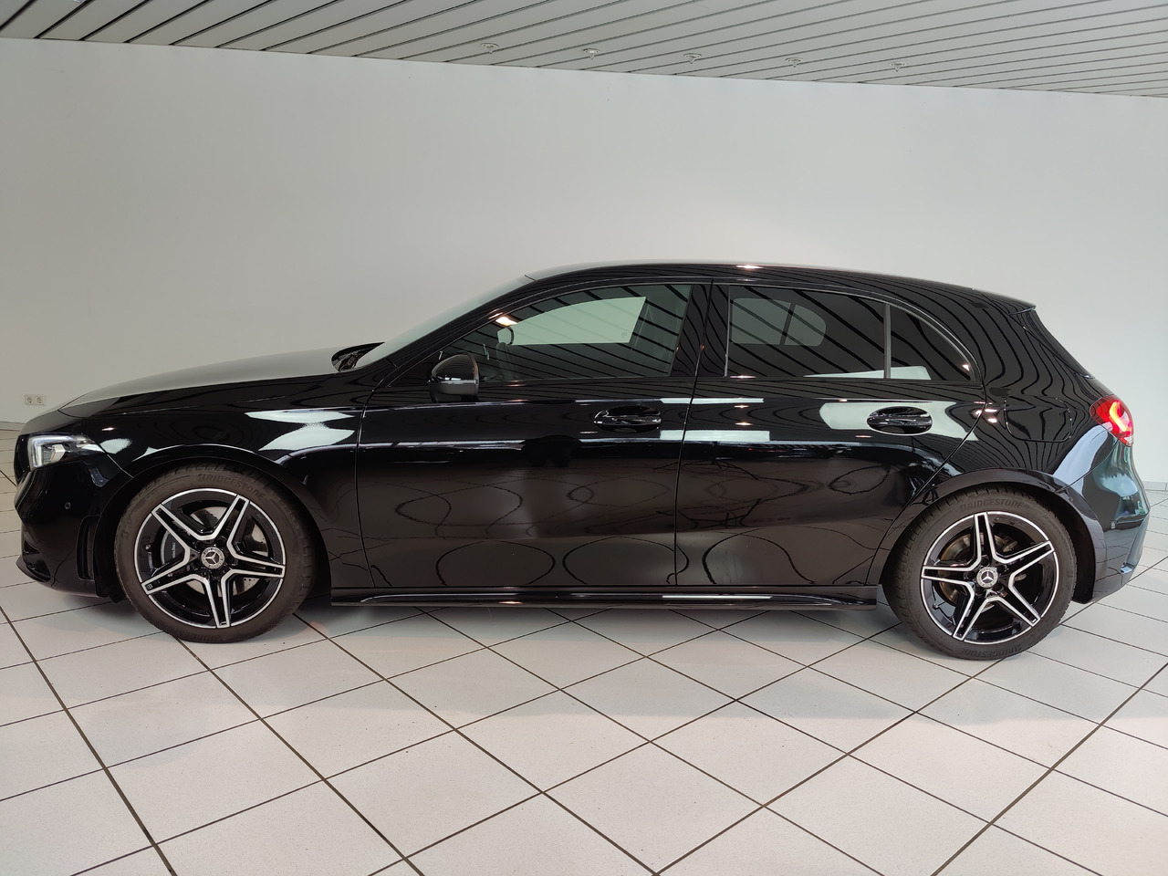 Mercedes-Benz A 220 d Navi LED Park RüKam AHK - Sedan: foto 2 Mercedes-Benz A 220 d Navi LED Park RüKam AHK - Sedan: foto 2