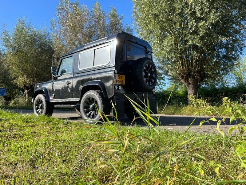 Land Rover Defender X tech with black pack - Veturë: foto 2 Land Rover Defender X tech with black pack - Veturë: foto 2