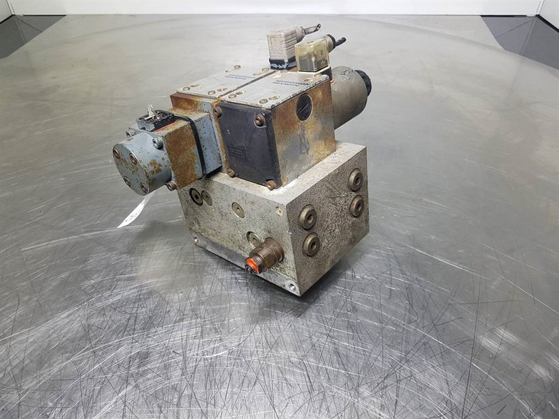 Rexroth 4WE10GA31/CG24Z4 - Valve/Ventile/Ventiel - Sistemi hidraulik: foto 3 Rexroth 4WE10GA31/CG24Z4 - Valve/Ventile/Ventiel - Sistemi hidraulik: foto 3