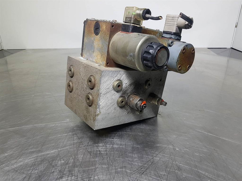 Rexroth 4WE10GA31/CG24Z4 - Valve/Ventile/Ventiel - Sistemi hidraulik: foto 2 Rexroth 4WE10GA31/CG24Z4 - Valve/Ventile/Ventiel - Sistemi hidraulik: foto 2