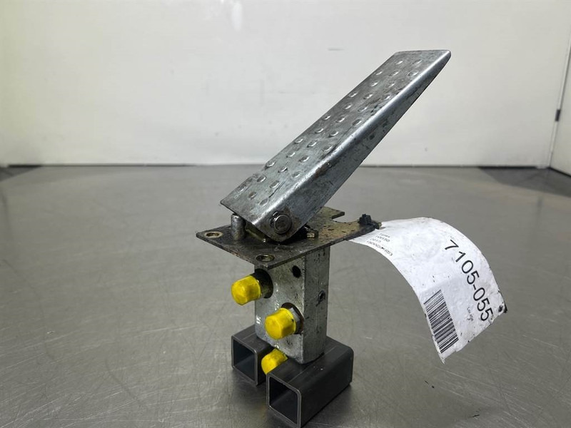 Terex TW150-Atlas 6049419/6047885-Gas pedal - Kabina dhe interier për Makineri ndërtimi: foto 5 Terex TW150-Atlas 6049419/6047885-Gas pedal - Kabina dhe interier për Makineri ndërtimi: foto 5