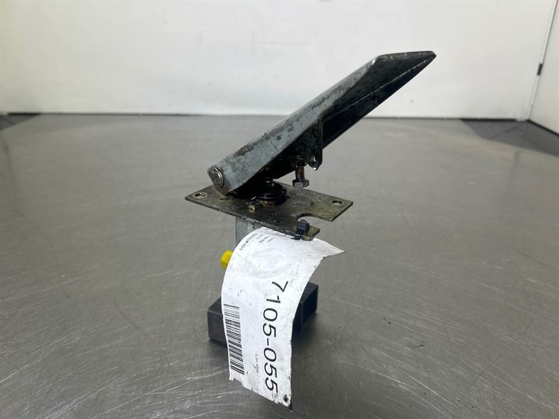 Terex TW150-Atlas 6049419/6047885-Gas pedal - Kabina dhe interier për Makineri ndërtimi: foto 4 Terex TW150-Atlas 6049419/6047885-Gas pedal - Kabina dhe interier për Makineri ndërtimi: foto 4