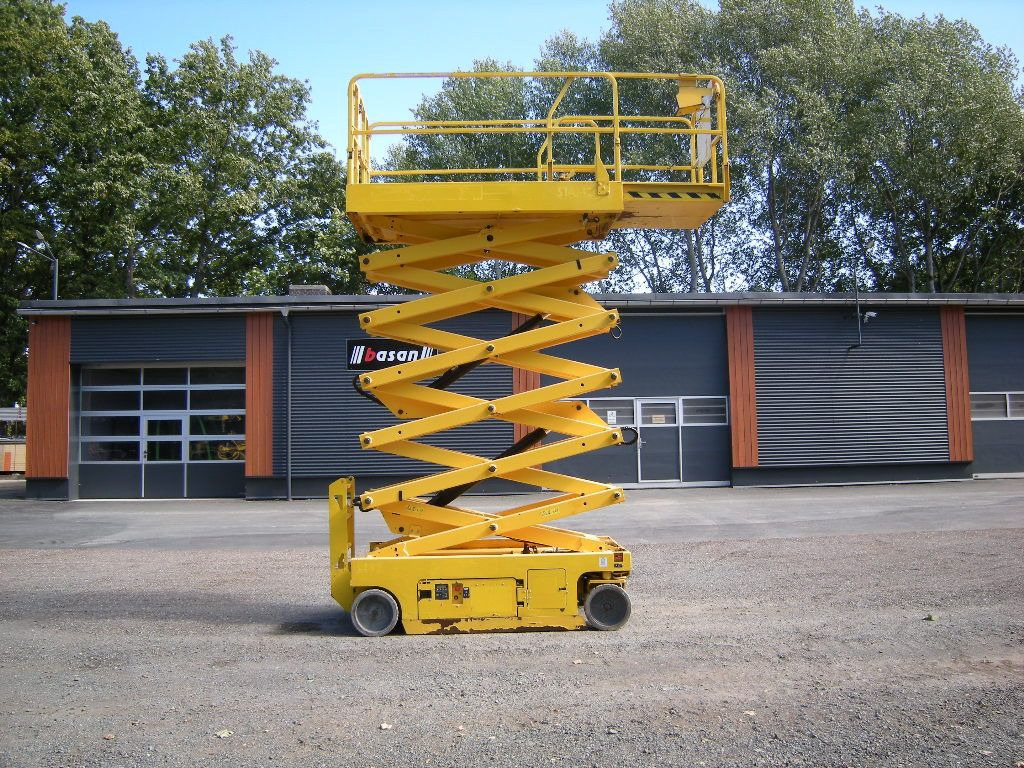Genie GS 4047 Scherenarbeitsbühne Genie 14 m - Platformë ajrore e montuar në kamion: foto 1 Genie GS 4047 Scherenarbeitsbühne Genie 14 m - Platformë ajrore e montuar në kamion: foto 1
