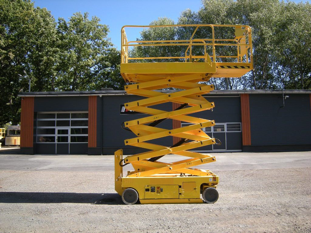 Genie GS 4047 Scherenarbeitsbühne Genie 14 m - Platformë ajrore e montuar në kamion: foto 2 Genie GS 4047 Scherenarbeitsbühne Genie 14 m - Platformë ajrore e montuar në kamion: foto 2