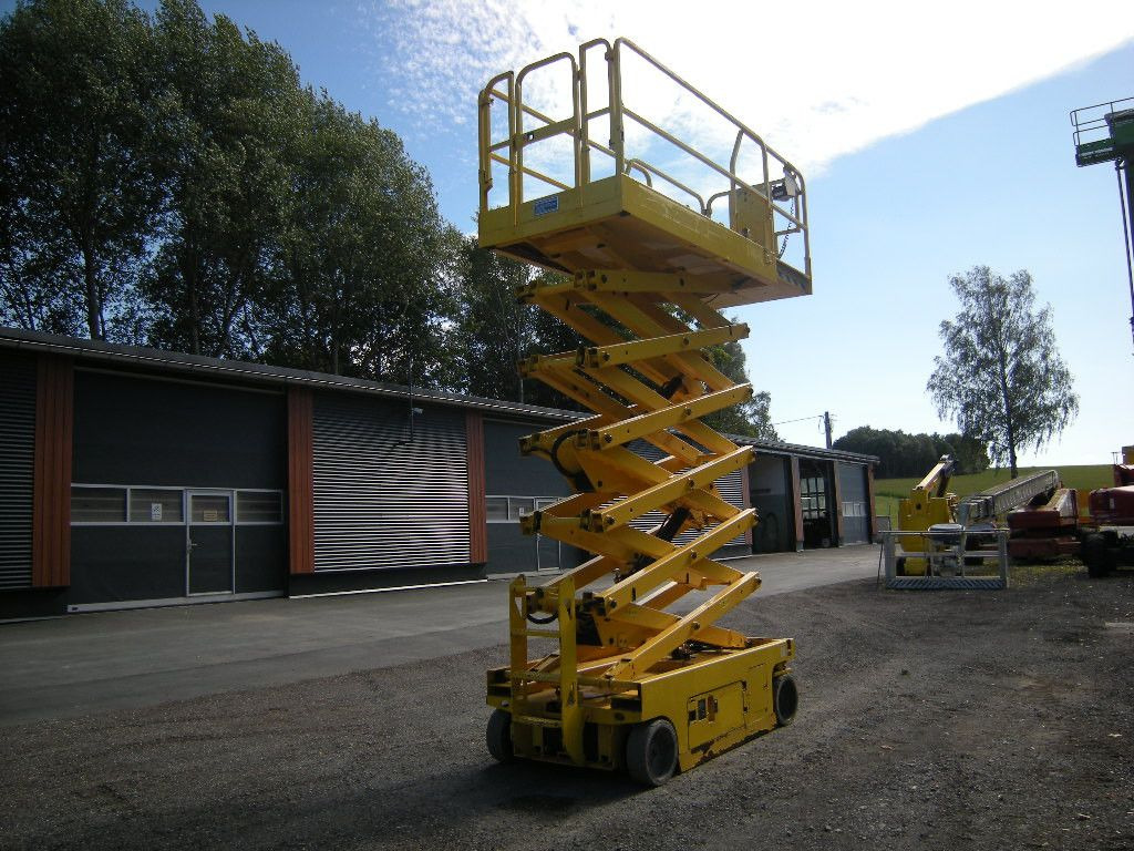 Genie GS 4047 Scherenarbeitsbühne Genie 14 m - Platformë ajrore e montuar në kamion: foto 2 Genie GS 4047 Scherenarbeitsbühne Genie 14 m - Platformë ajrore e montuar në kamion: foto 2