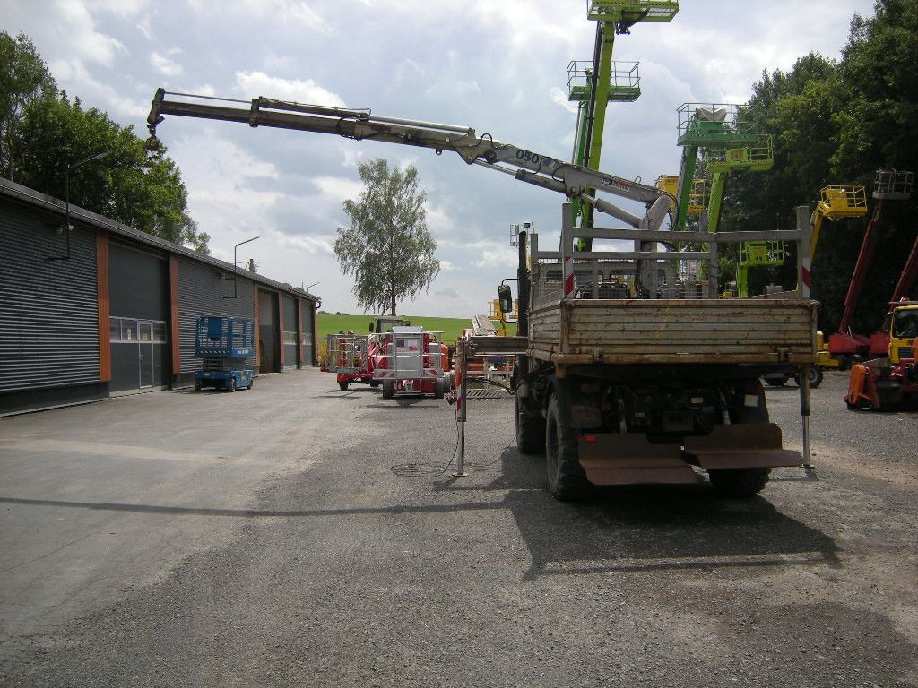 Mercedes-Benz Unimog U1250 mit Kran MKG 105 - Kamioncine vetëshkarkuese: foto 4 Mercedes-Benz Unimog U1250 mit Kran MKG 105 - Kamioncine vetëshkarkuese: foto 4