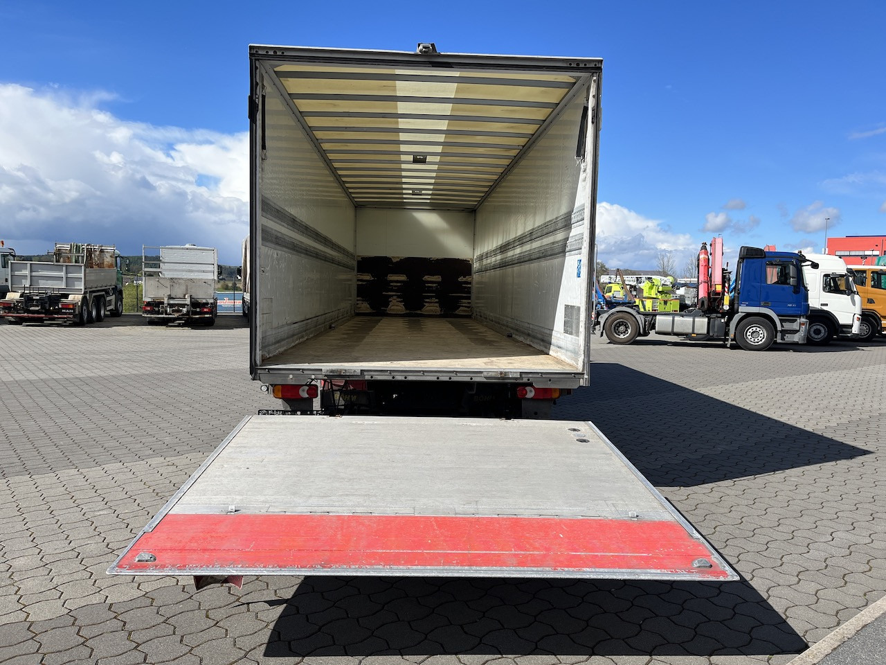 Iveco 120E25 Eurocargo 4x2 Koffer | Ladebordwand - Kamion vagonetë: foto 2 Iveco 120E25 Eurocargo 4x2 Koffer | Ladebordwand - Kamion vagonetë: foto 2