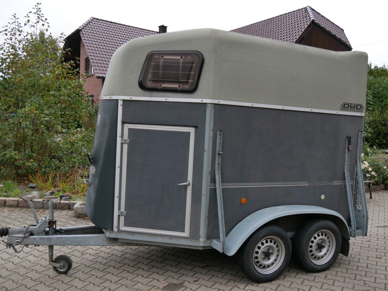 Böckmann Duo mit Sattelkammer - Rimorkio bagëtish: foto 1 Böckmann Duo mit Sattelkammer - Rimorkio bagëtish: foto 1