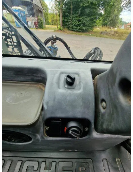 Makineri fshirëse-thithëse Bucher Kehrmaschine BUCHER-GUYER Kehrmaschine EG 4.500 kg Diesel Topzustand: foto 17