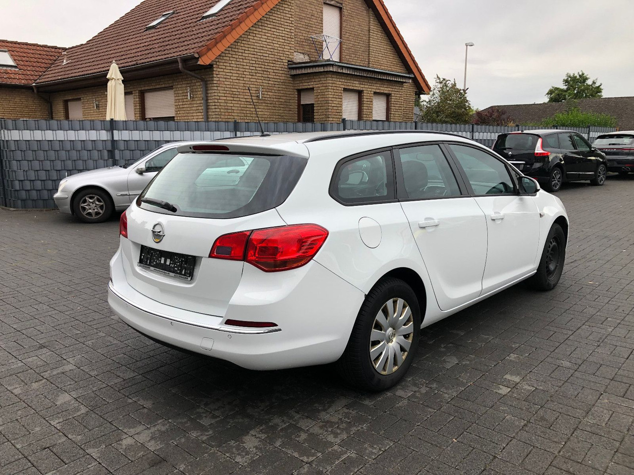 Opel Astra J 1.6 CDTi Sports Tourer Edition - Makinë me portobagazh: foto 2 Opel Astra J 1.6 CDTi Sports Tourer Edition - Makinë me portobagazh: foto 2