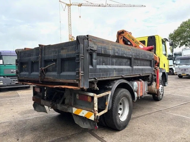 DAF 65 -180ATI 4x4 FULL STEEL 3-WAY KIPPER AND PALFINGER CRANE (EURO 2 / MANUAL GEARBOX / FULL STEEL SUSPENSION / ETC.) - Kamion vetëshkarkues, Kamion me vinç: foto 3 DAF 65 -180ATI 4x4 FULL STEEL 3-WAY KIPPER AND PALFINGER CRANE (EURO 2 / MANUAL GEARBOX / FULL STEEL SUSPENSION / ETC.) - Kamion vetëshkarkues, Kamion me vinç: foto 3