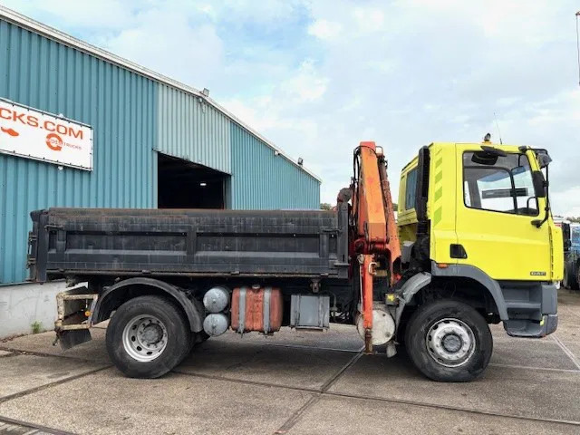 DAF 65 -180ATI 4x4 FULL STEEL 3-WAY KIPPER AND PALFINGER CRANE (EURO 2 / MANUAL GEARBOX / FULL STEEL SUSPENSION / ETC.) - Kamion vetëshkarkues, Kamion me vinç: foto 4 DAF 65 -180ATI 4x4 FULL STEEL 3-WAY KIPPER AND PALFINGER CRANE (EURO 2 / MANUAL GEARBOX / FULL STEEL SUSPENSION / ETC.) - Kamion vetëshkarkues, Kamion me vinç: foto 4