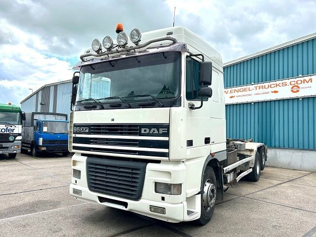 DAF 95.480 XF SPACECAB 6x2 WITH HOOK-ARM SYSTEM (EURO 3 / ZF16 MANUAL GEARBOX / ZF-INTARDER / STEEL-/AIR SUSPENSION / AIRCONDITIONIN - Kamion vetëngarkues: foto 1 DAF 95.480 XF SPACECAB 6x2 WITH HOOK-ARM SYSTEM (EURO 3 / ZF16 MANUAL GEARBOX / ZF-INTARDER / STEEL-/AIR SUSPENSION / AIRCONDITIONIN - Kamion vetëngarkues: foto 1
