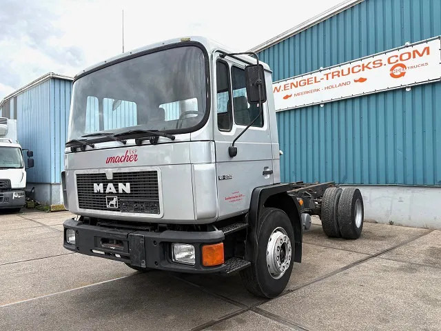 MAN 18 18.232 4x2 FULL STEEL CHASSIS (MANUAL GEARBOX / FULL STEEL SUSPENSION / REDUCTION AXLE) - Kamion kabinë-shasi: foto 1 MAN 18 18.232 4x2 FULL STEEL CHASSIS (MANUAL GEARBOX / FULL STEEL SUSPENSION / REDUCTION AXLE) - Kamion kabinë-shasi: foto 1