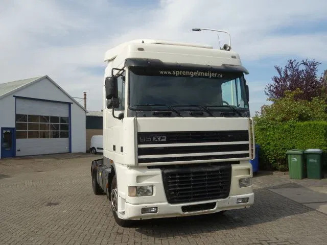 DAF XF 430 EURO3 MANAULE GEAR - Gjysmë-kamion: foto 1 DAF XF 430 EURO3 MANAULE GEAR - Gjysmë-kamion: foto 1