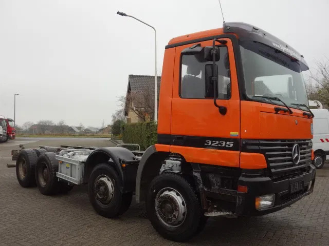 Mercedes-Benz Actros 3235 8x4 steelsprings,manual gearbox - Kamion kabinë-shasi: foto 1 Mercedes-Benz Actros 3235 8x4 steelsprings,manual gearbox - Kamion kabinë-shasi: foto 1