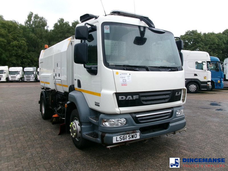 DAF LF 55.220 4x2 Scarab sweeper - Makinë fshirëse për rrugët: foto 2 DAF LF 55.220 4x2 Scarab sweeper - Makinë fshirëse për rrugët: foto 2