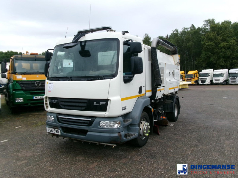 DAF LF 55.220 4x2 Scarab sweeper - Makinë fshirëse për rrugët: foto 1 DAF LF 55.220 4x2 Scarab sweeper - Makinë fshirëse për rrugët: foto 1