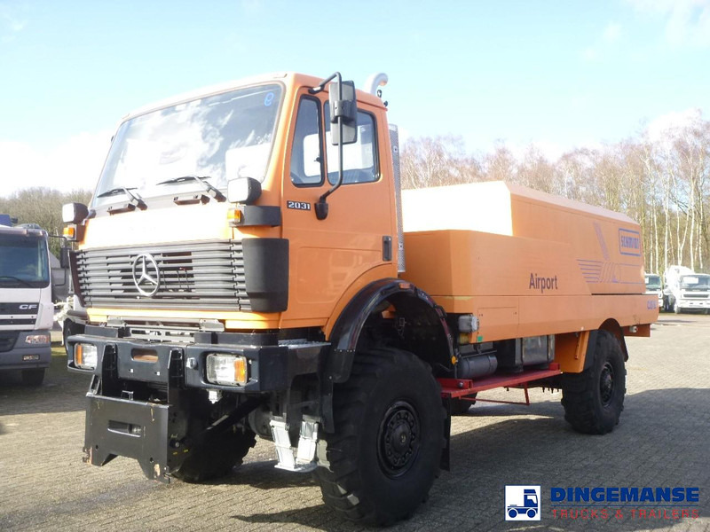 Mercedes-Benz SK 2031 4x4x4 Schmidt CJS9 airport sweeper snow plough - Makinë për heqjen e borës: foto 4 Mercedes-Benz SK 2031 4x4x4 Schmidt CJS9 airport sweeper snow plough - Makinë për heqjen e borës: foto 4