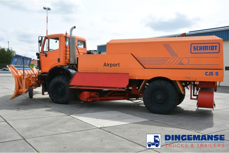 Mercedes-Benz SK 2031 4x4x4 Schmidt CJS9 airport sweeper snow plough - Makinë për heqjen e borës: foto 2 Mercedes-Benz SK 2031 4x4x4 Schmidt CJS9 airport sweeper snow plough - Makinë për heqjen e borës: foto 2