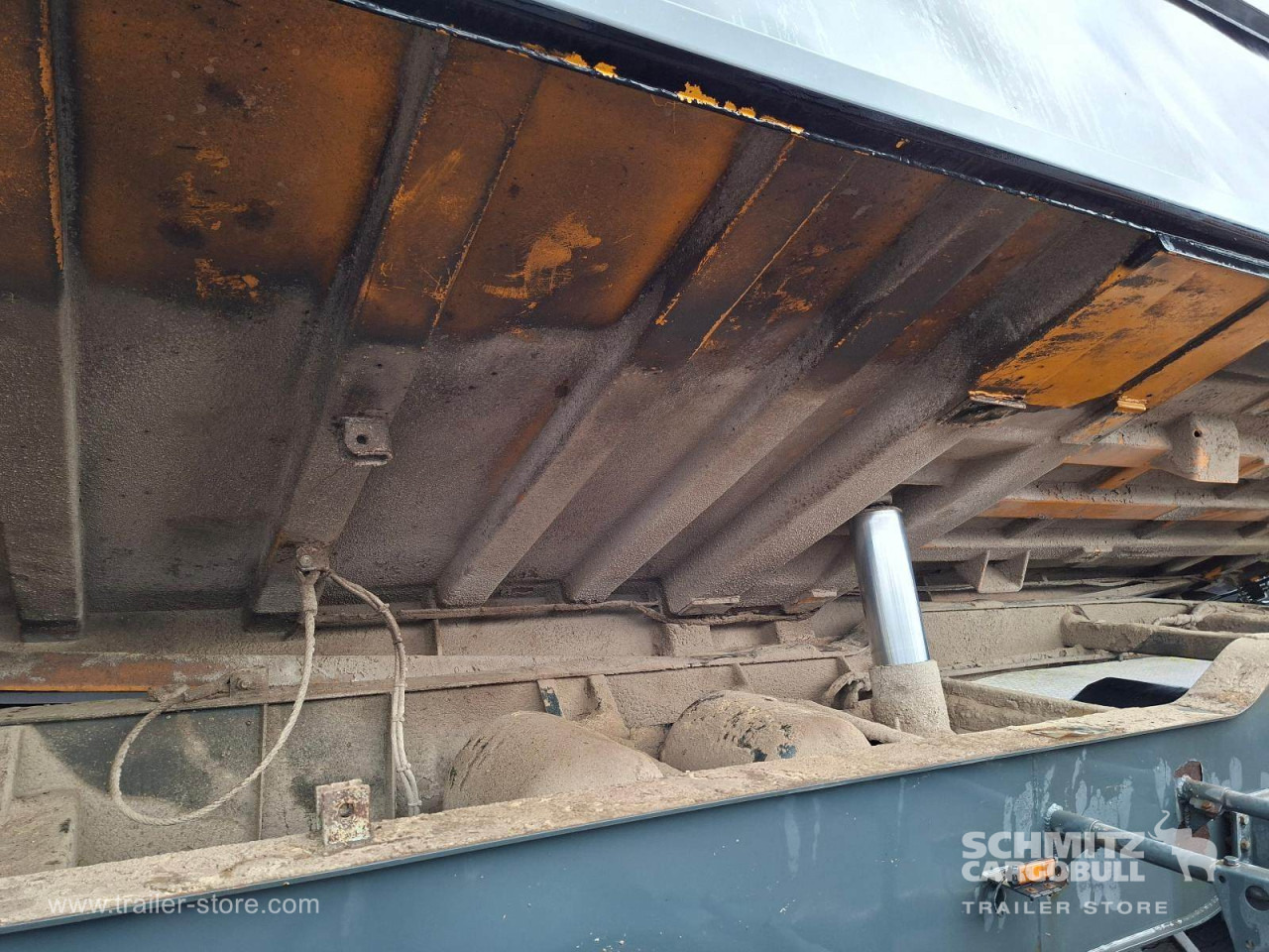 KEMPF Auflieger Kipper Stahlrundmulde 36m³ - Gjysmë rimorkio vetëshkarkuese: foto 4 KEMPF Auflieger Kipper Stahlrundmulde 36m³ - Gjysmë rimorkio vetëshkarkuese: foto 4