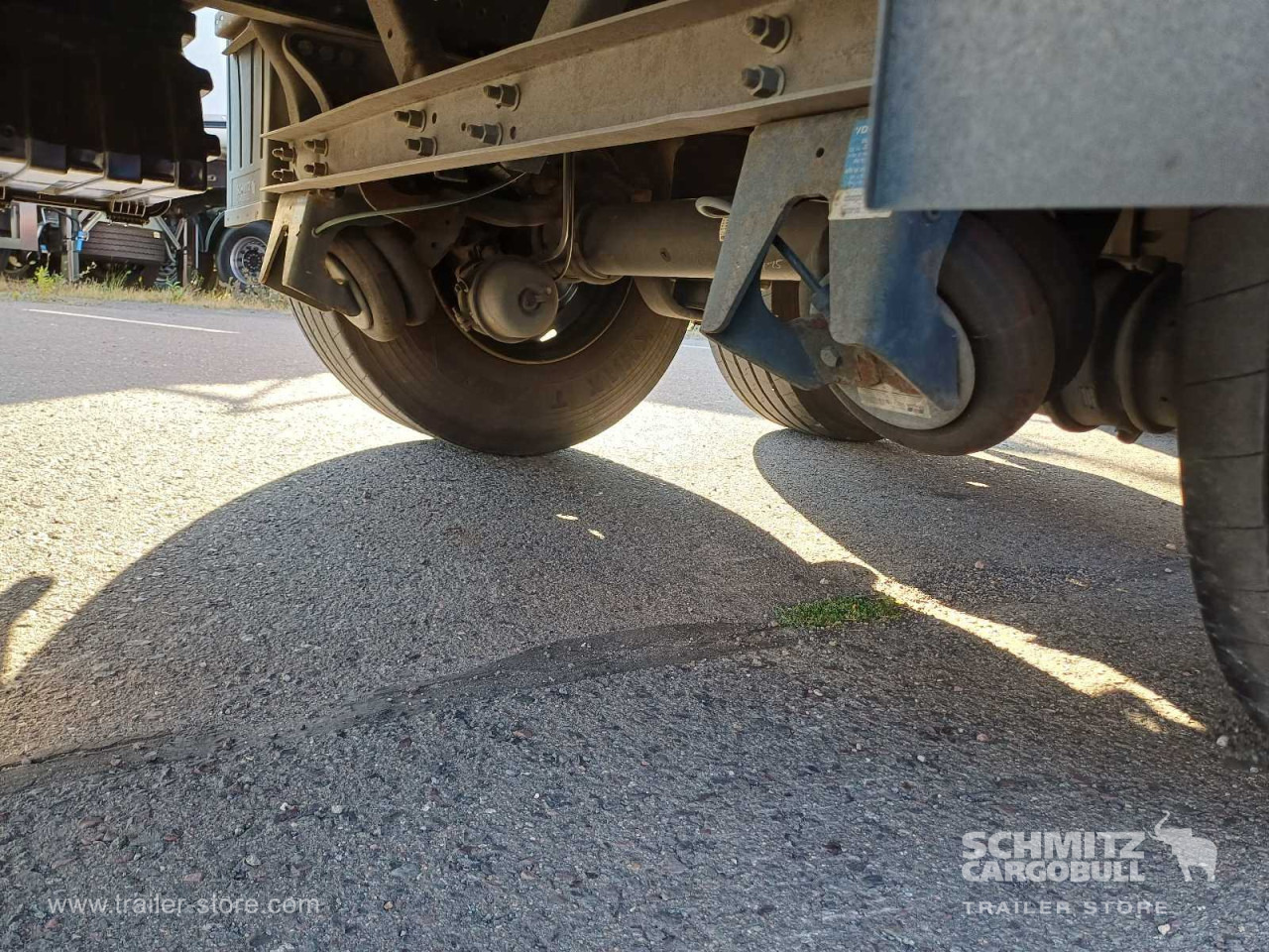 SCHMITZ Auflieger Curtainsider Standard Forklift holder - Gjysmë rimorkio me tendë: foto 5 SCHMITZ Auflieger Curtainsider Standard Forklift holder - Gjysmë rimorkio me tendë: foto 5