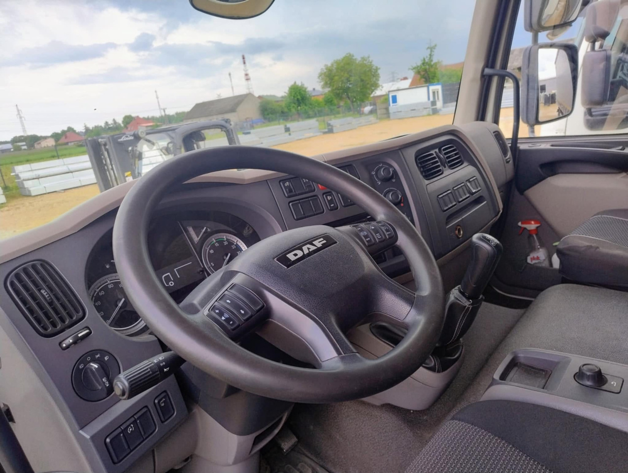 DAF LF 250 / Curtainsider 18 EPAL / sleeping cab - Kamion me tendë: foto 5 DAF LF 250 / Curtainsider 18 EPAL / sleeping cab - Kamion me tendë: foto 5