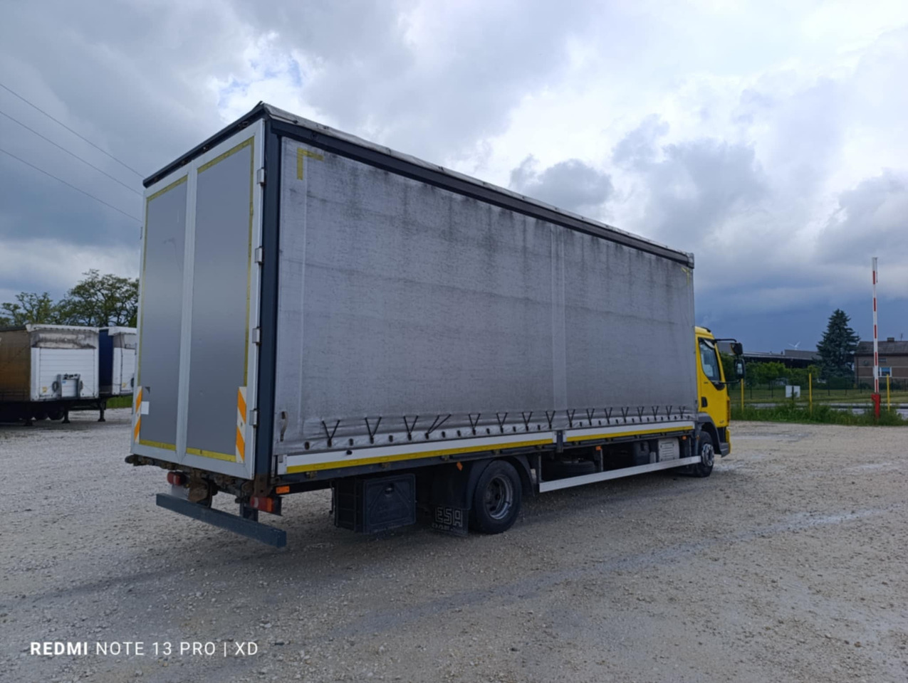 DAF LF 260 / Curtainsider 18 EPAL / sleeper cab - Kamion me tendë: foto 4 DAF LF 260 / Curtainsider 18 EPAL / sleeper cab - Kamion me tendë: foto 4