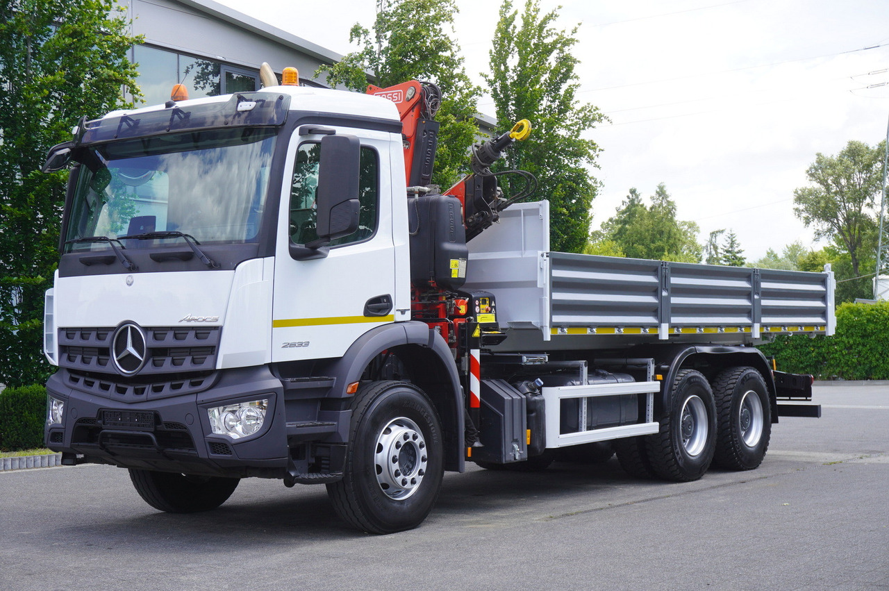 MERCEDES-BENZ AROCS 2633 6x4 / 5.5 T crane FASSI F135 / Tipper 15 EPAL - Kamion vetëshkarkues, Kamion me vinç: foto 2 MERCEDES-BENZ AROCS 2633 6x4 / 5.5 T crane FASSI F135 / Tipper 15 EPAL - Kamion vetëshkarkues, Kamion me vinç: foto 2
