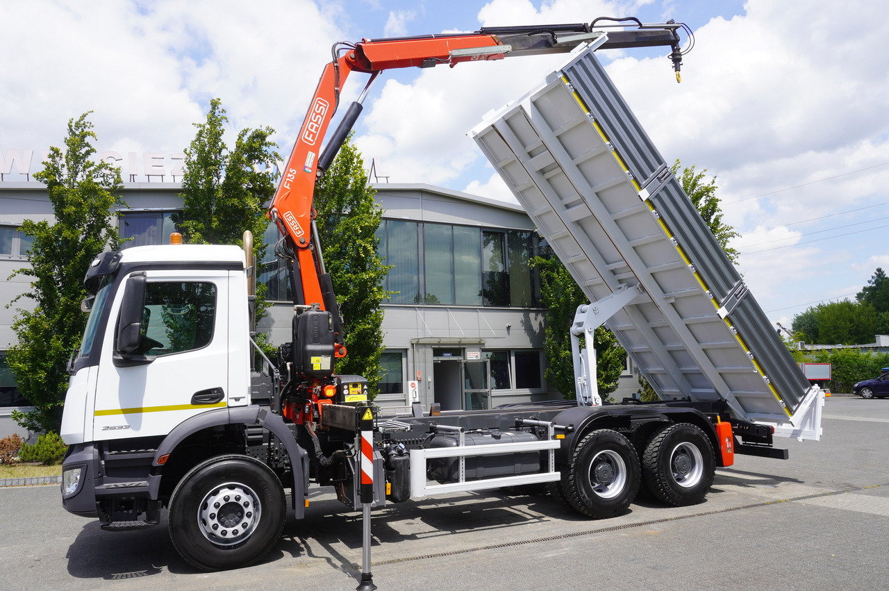 MERCEDES-BENZ AROCS 2633 6x4 / 5.5 T crane FASSI F135 / Tipper 15 EPAL - Kamion vetëshkarkues, Kamion me vinç: foto 5 MERCEDES-BENZ AROCS 2633 6x4 / 5.5 T crane FASSI F135 / Tipper 15 EPAL - Kamion vetëshkarkues, Kamion me vinç: foto 5