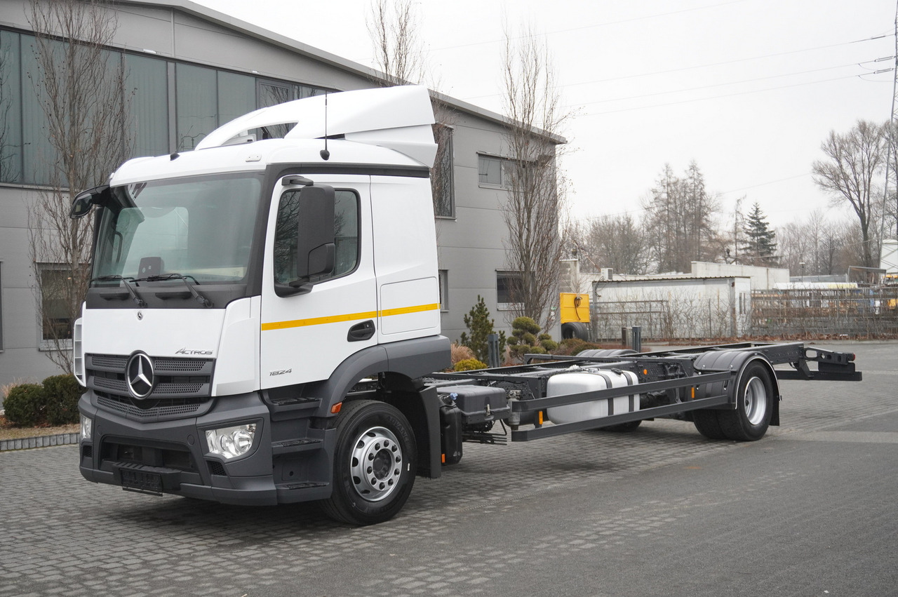 MERCEDES-BENZ Actros 1824 / 9.1 m chassis / sleeping cabin - Kamion kabinë-shasi: foto 2 MERCEDES-BENZ Actros 1824 / 9.1 m chassis / sleeping cabin - Kamion kabinë-shasi: foto 2