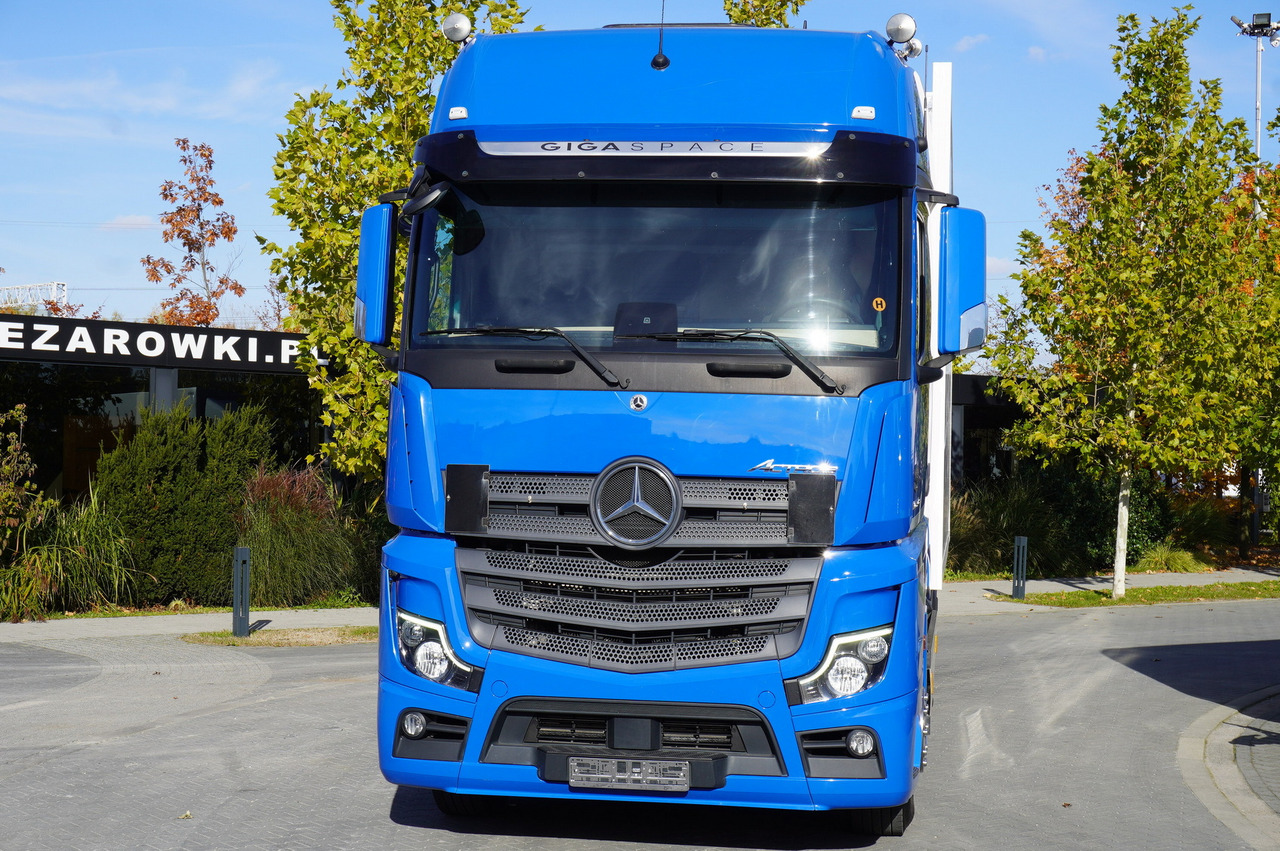 MERCEDES-BENZ Actros 2548 E6 / GIGA / Cab Lounge chair / Lamberet Refrigerator / Carrier Supra 950 - Kamion frigorifer: foto 5 MERCEDES-BENZ Actros 2548 E6 / GIGA / Cab Lounge chair / Lamberet Refrigerator / Carrier Supra 950 - Kamion frigorifer: foto 5