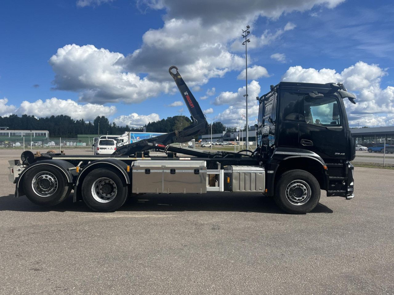 MERCEDES-BENZ Arocs 2543 6x2*4 / 21t Hooklift HIAB ULT21Z56 / 2022 - Kamion vetëngarkues: foto 4 MERCEDES-BENZ Arocs 2543 6x2*4 / 21t Hooklift HIAB ULT21Z56 / 2022 - Kamion vetëngarkues: foto 4