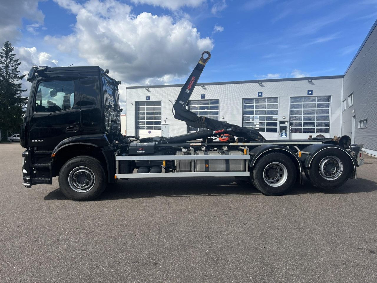 MERCEDES-BENZ Arocs 2543 6x2*4 / 21t Hooklift HIAB ULT21Z56 / 2022 - Kamion vetëngarkues: foto 1 MERCEDES-BENZ Arocs 2543 6x2*4 / 21t Hooklift HIAB ULT21Z56 / 2022 - Kamion vetëngarkues: foto 1