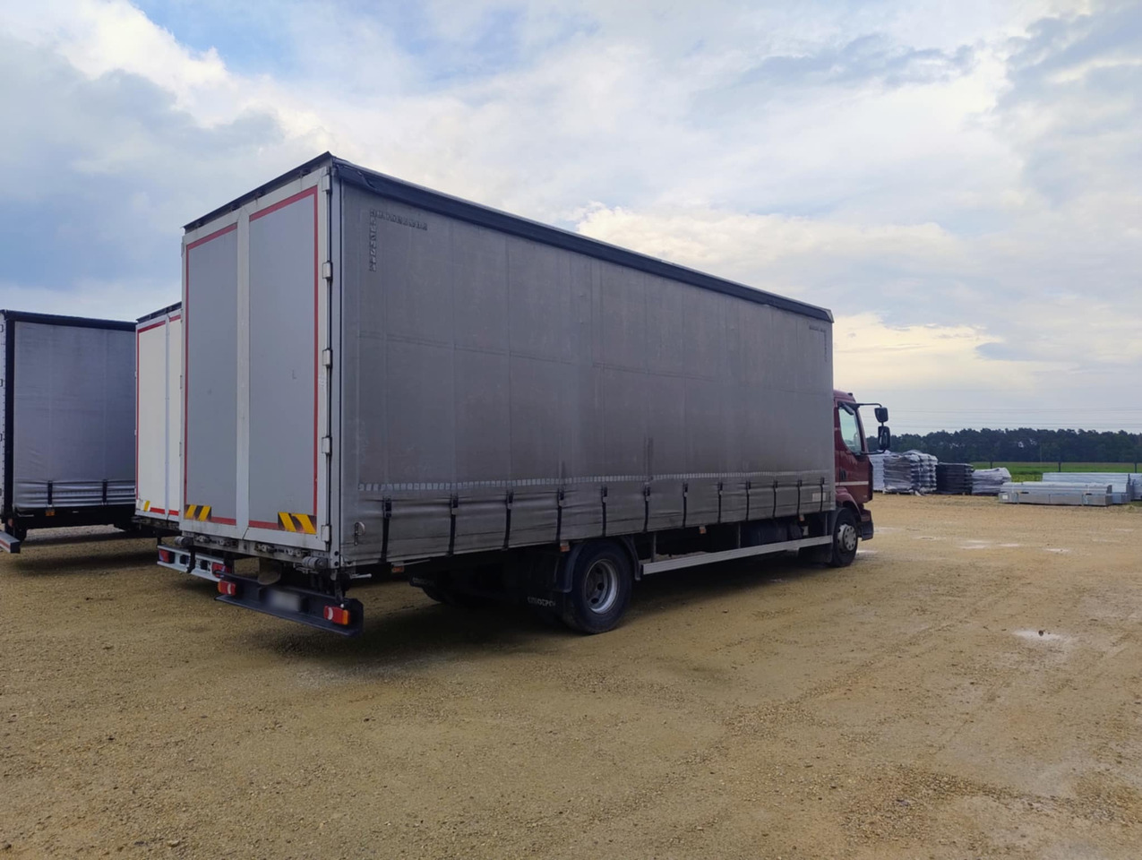 RENAULT Midlum 300 / Curtain 18 EPAL / Sleeping cab - Kamion me tendë: foto 3 RENAULT Midlum 300 / Curtain 18 EPAL / Sleeping cab - Kamion me tendë: foto 3