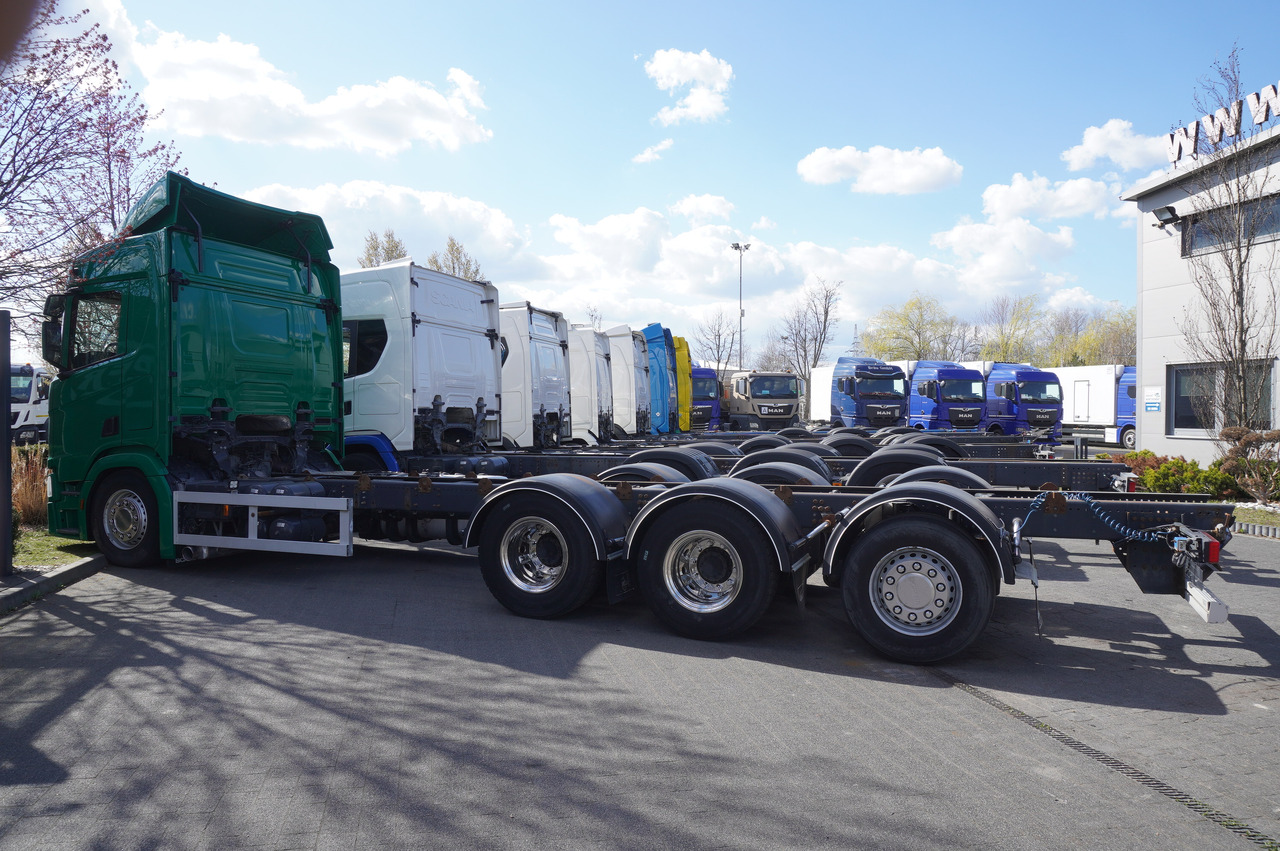SCANIA R650 V8 / 650 HP/ frame 8.8 m / steered 4th axis / 20 units - Kamion kabinë-shasi: foto 3 SCANIA R650 V8 / 650 HP/ frame 8.8 m / steered 4th axis / 20 units - Kamion kabinë-shasi: foto 3