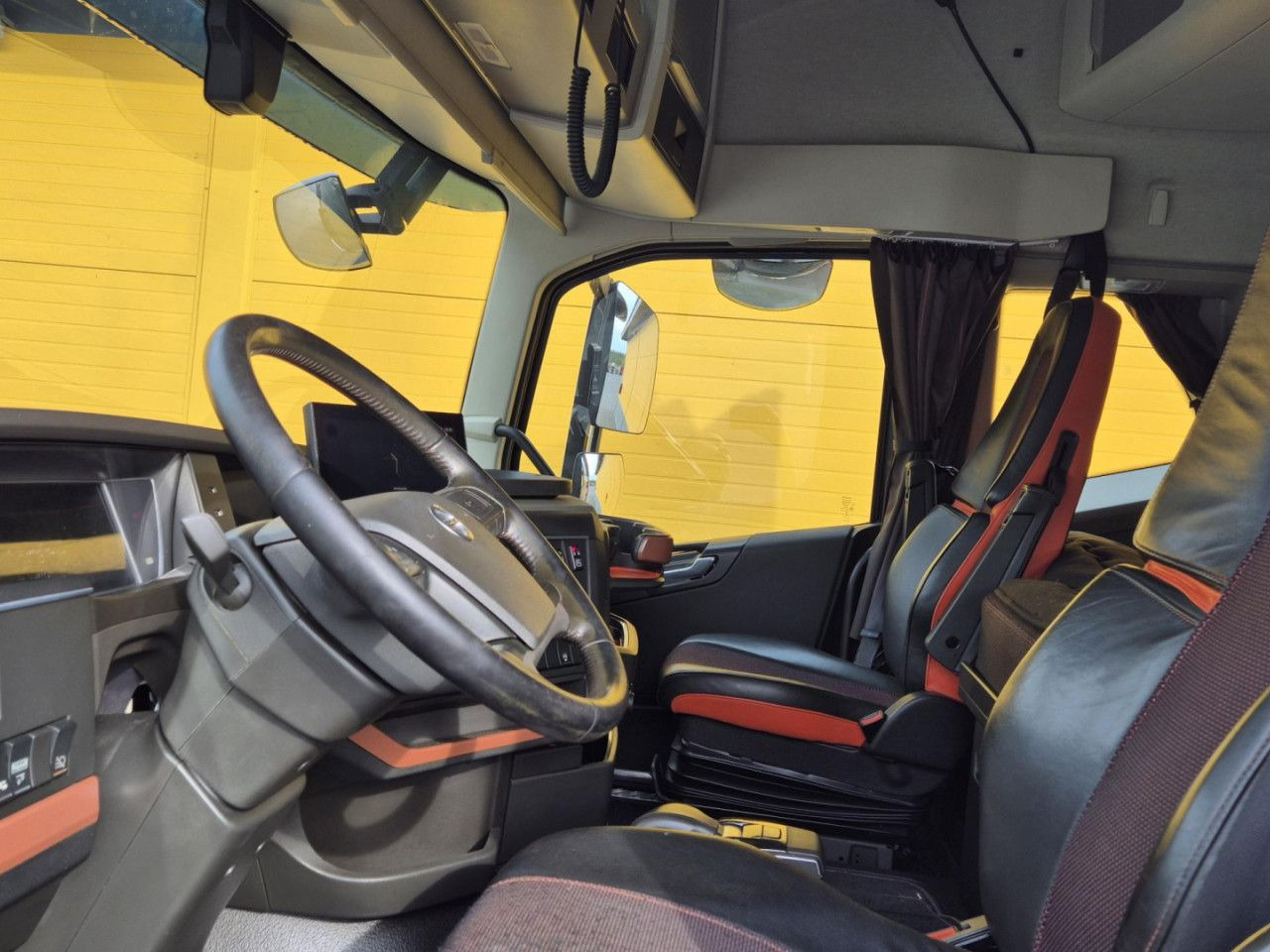 Kamion me vinç për transportimin e lëndëve drusore VOLVO FH 750 8x4 / 2 lifted axles / timber truck: foto 11
