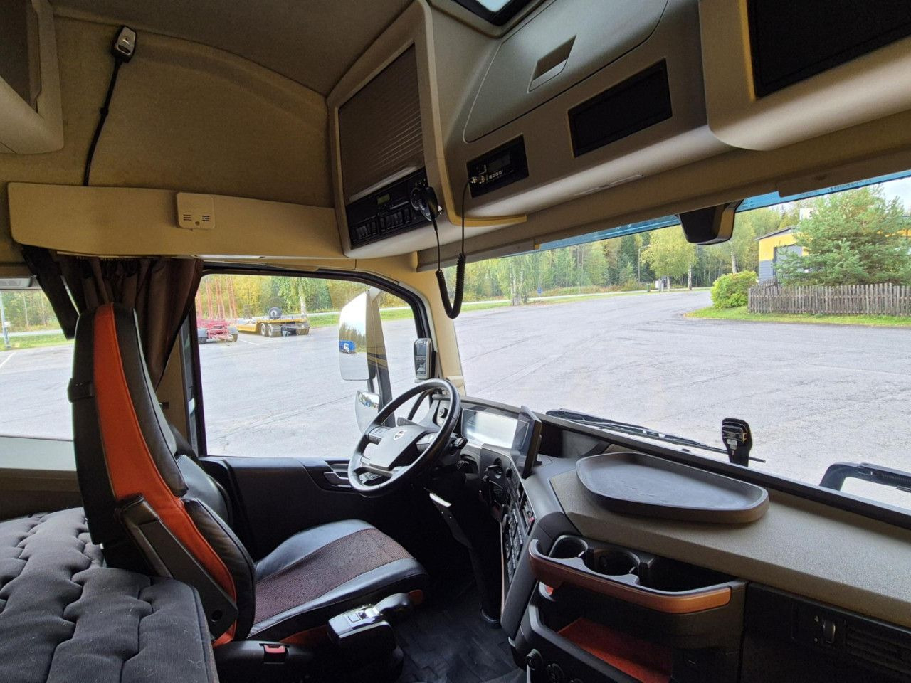 Kamion me vinç për transportimin e lëndëve drusore VOLVO FH 750 8x4 / 2 lifted axles / timber truck: foto 16