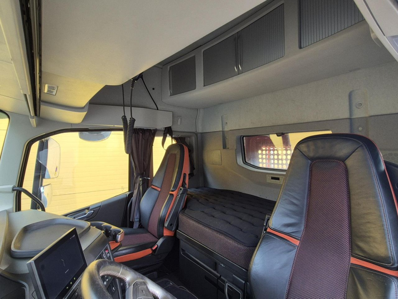 Kamion me vinç për transportimin e lëndëve drusore VOLVO FH 750 8x4 / 2 lifted axles / timber truck: foto 12
