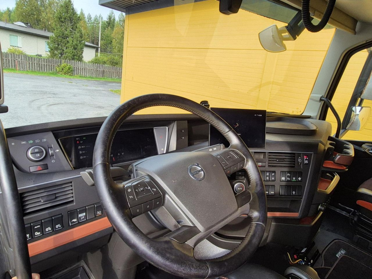 Kamion kabinë-shasi për transportimin e lëndëve drusore VOLVO FH 750 8x4 / 2 lifted axles / timber truck: foto 10 Kamion kabinë-shasi për transportimin e lëndëve drusore VOLVO FH 750 8x4 / 2 lifted axles / timber truck: foto 10