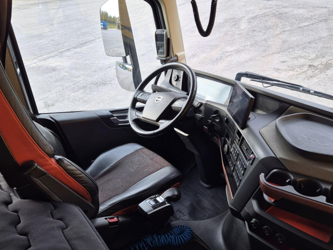 Kamion kabinë-shasi për transportimin e lëndëve drusore VOLVO FH 750 8x4 / 2 lifted axles / timber truck: foto 15 Kamion kabinë-shasi për transportimin e lëndëve drusore VOLVO FH 750 8x4 / 2 lifted axles / timber truck: foto 15