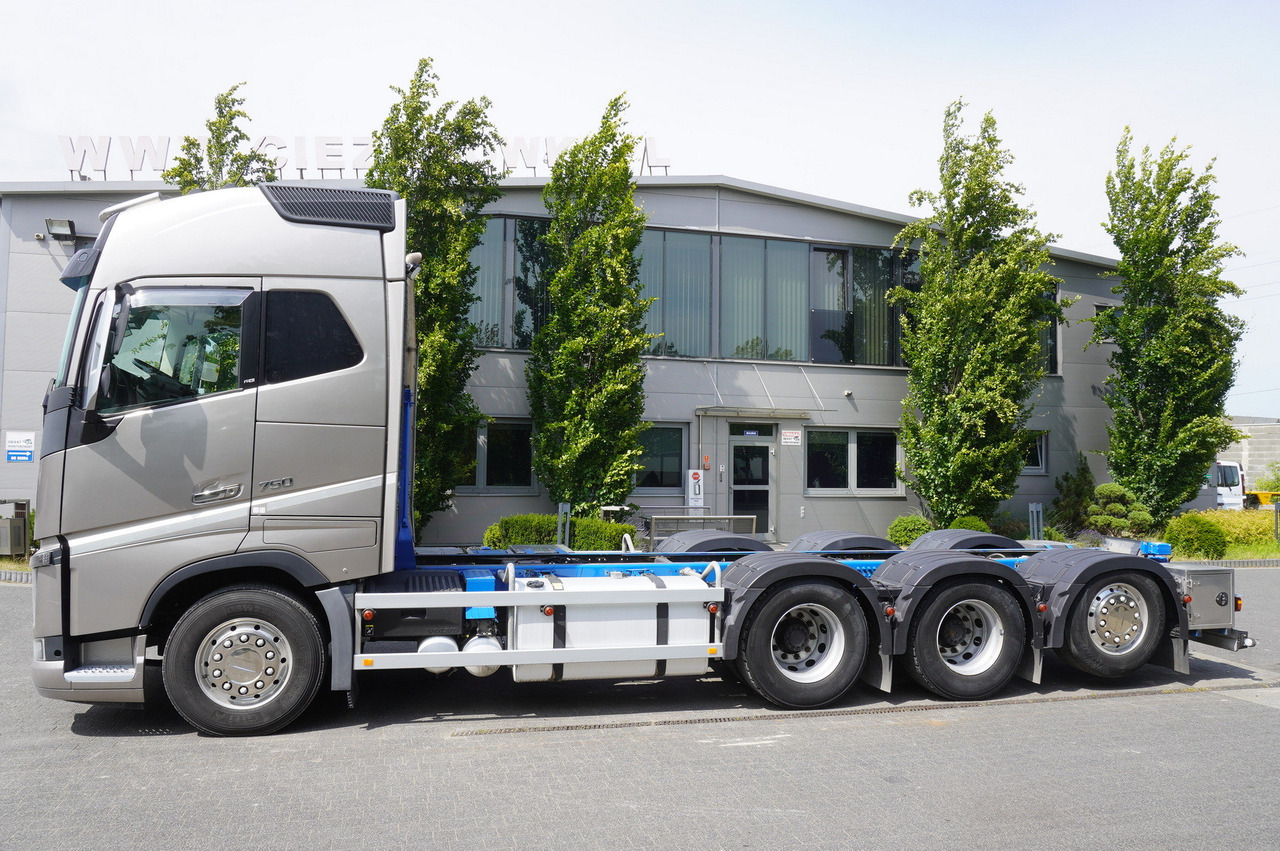 VOLVO FH16 750 8x4x4 / 750 HP! / Frame 685 cm / Steered 4th axle - Kamion me vinç: foto 3 VOLVO FH16 750 8x4x4 / 750 HP! / Frame 685 cm / Steered 4th axle - Kamion me vinç: foto 3