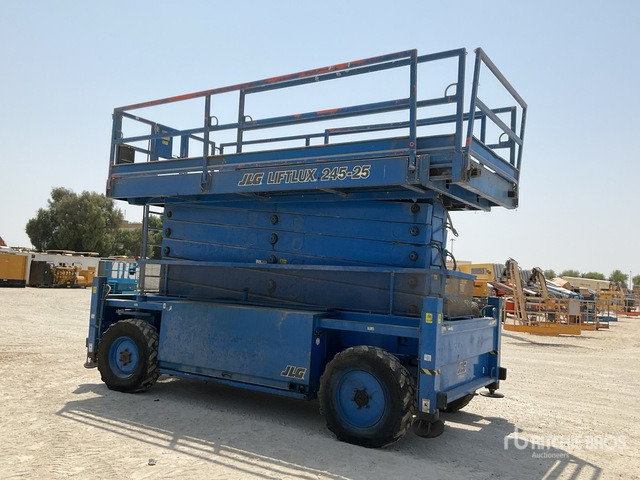 2005 JLG MEWP 245-25 4x4 Diesel Scissor Lift - Ngritës gërshërë: foto 4 2005 JLG MEWP 245-25 4x4 Diesel Scissor Lift - Ngritës gërshërë: foto 4