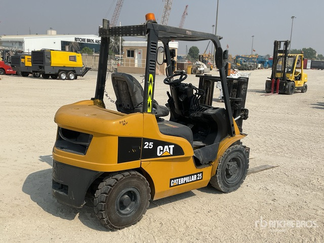 2010 Cat DP25NT 2.5 ton Forklift - Pirun më naftë: foto 3 2010 Cat DP25NT 2.5 ton Forklift - Pirun më naftë: foto 3