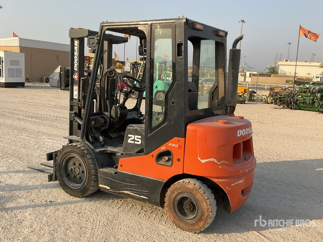 2014 Doosan D25S-2 2.5 ton Forklift - Pirun më naftë: foto 5 2014 Doosan D25S-2 2.5 ton Forklift - Pirun më naftë: foto 5